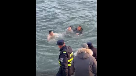 Man rescues woman from ocean at Xinghai Square in Dalian