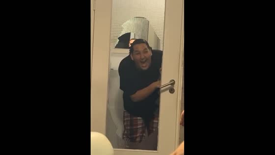 Door drama: cousin chaos in Berlin
