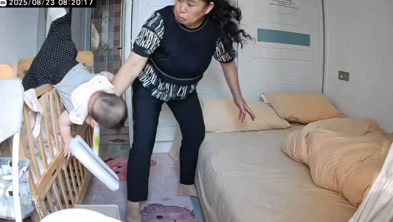 Grandmother catches baby as crib tips over in Hubei, China