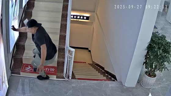 Man trips and falls down stairs in Yunnan, China