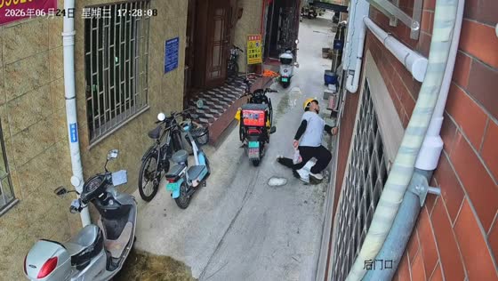 Delivery rider hilariously slips twice on wet street in Fujian, China