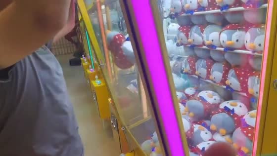 Claw machine tilt trick wins plush in Hebei, China