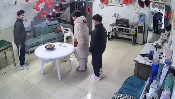 Siblings accidentally drop food while moving table in Anhui, China