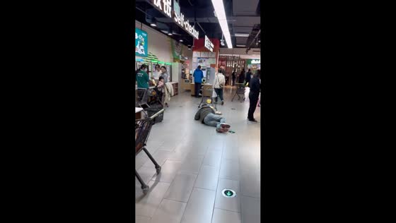 Man’s shopping cart attempt goes wrong in Tianjin, China
