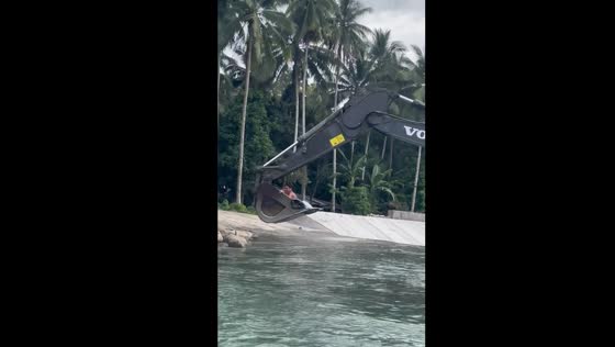 People enjoy revolving excavator ride over river in Cotabato City