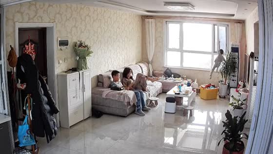 Child falls from window after losing balance in Hebei, China