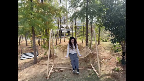 Woman hilariously falls backward as bench swing loses its footing in Jiangxi, China