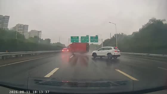 Multiple vehicles collide on rain-soaked highway in Jiangsu, China