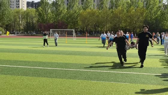 Stretcher race takes unexpected turn during event in Jilin, China