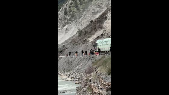 Rockfall and mudslide block highway in Xizang, China