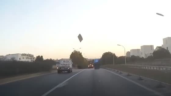 Tesla's windshield and roof fly away on the road in Anhui, China