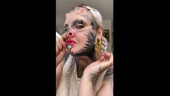 Removing nose jewelry in Gothenburg