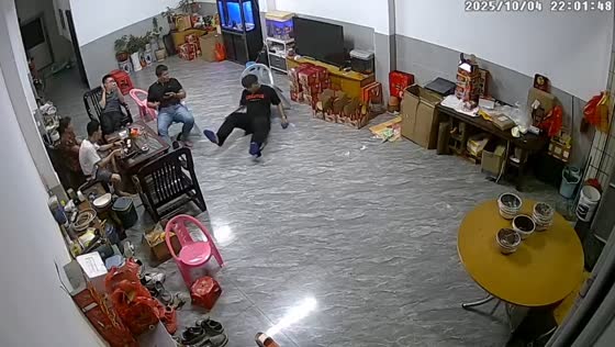 Broken chairs cause hilarious fall during hangout in Guangdong, China