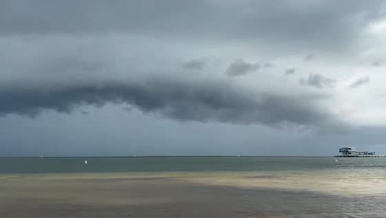 Massive shelf cloud and severe thunderstorm across Tampa Bay in St. Petersburg, USA
