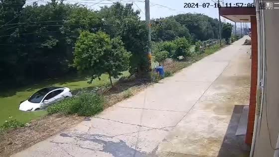 Driver with high blood pressure veers off road into river in Jiangsu, China