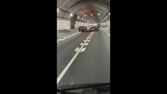 Quick swerve avoids crash after sudden stop in tunnel in Guangdong, China