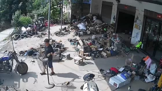 Man accidentally touches fan blade in warehouse in Henan, China