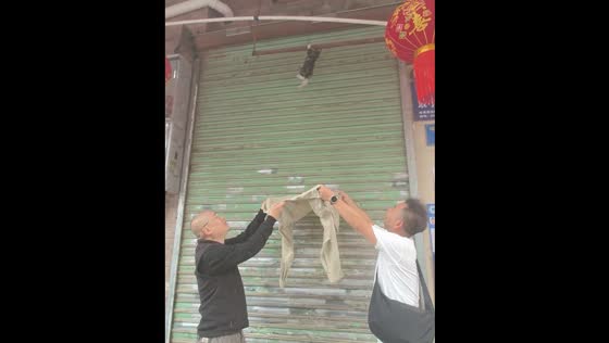 People rescue cat hanging from above in Sichuan, China