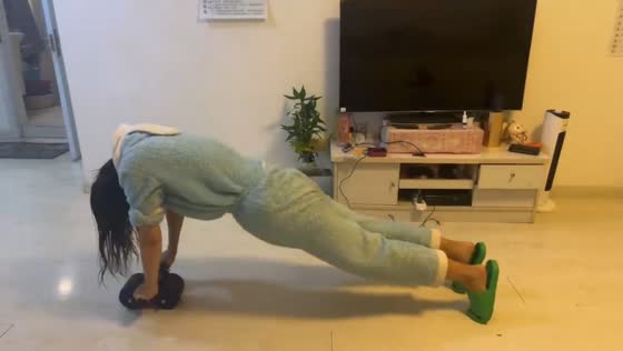 Woman loses balance while using ab roller during workout in Liaoning, China