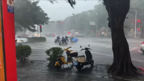 Roof blown by strong wind hits motorcyclist in Guangxi, China