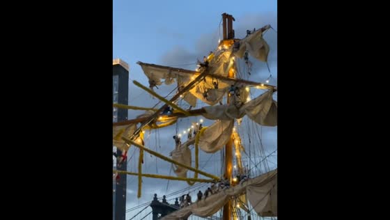 Mexican Navy ship loses power and crashes into Brooklyn Bridge in New York, USA