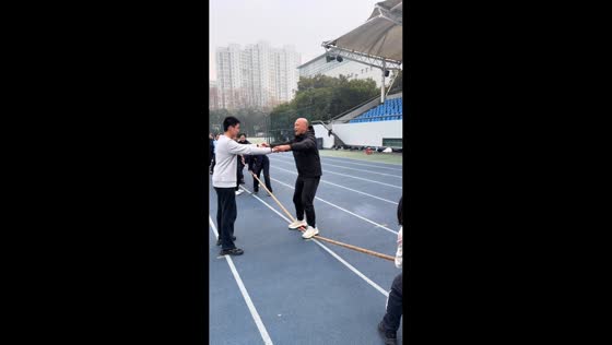 Unusual tug-of-war moment as commentator balances on rope in Zhejiang, China
