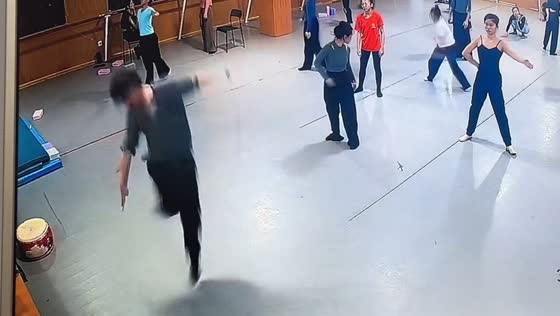 Dance student falls during spin practice in Hunan, China