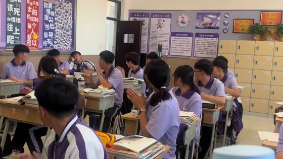 Sleeping student joins classmates' applause in Inner Mongolia, China