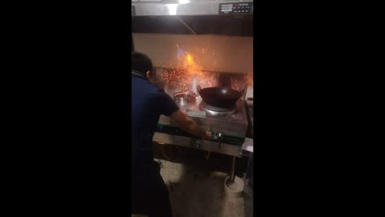 Gas stove explodes during kitchen mishap in Hunan, China