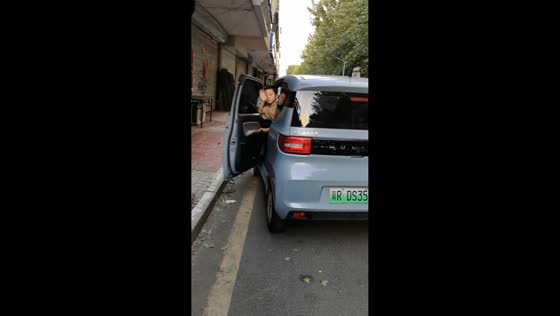 Lighthearted moment turns accidental as child hit by closing car door in Hebei, China