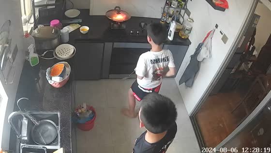 Child quickly extinguishes kitchen fire in Guangdong, China