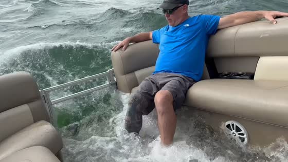 Waves send water into pontoon boat during sudden storm in Lake Tenkiller, USA