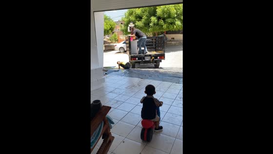 Person falls while moving TV into van in Culiacán, Mexico