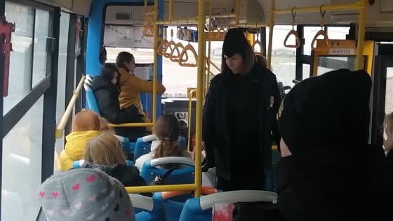 Knife-wielding woman refuses to pay bus fare, threatens police with knife in Sverdlovsk