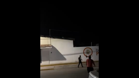 Ball play ends in fail as kicked ball lands on roof in Los Mochis, Sinaloa, México