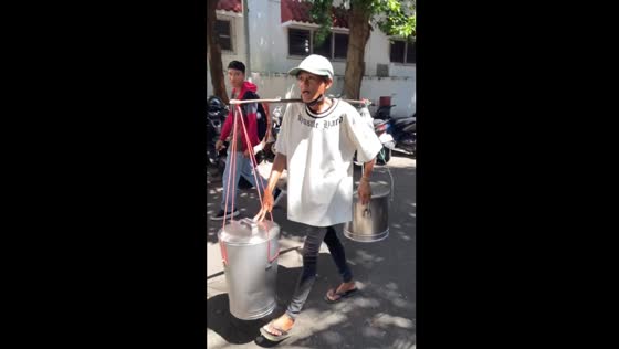 Vendor amuses with singing call for taho in Metro Manila