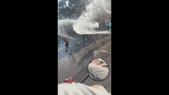 Tourist receives warm welcome at Yunnan's water splashing festival