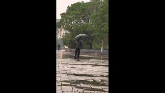 Man slips while crossing puddle in Liaoning, China