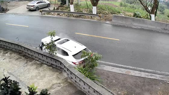 Car hits wall at high speed in Guizhou Province, China