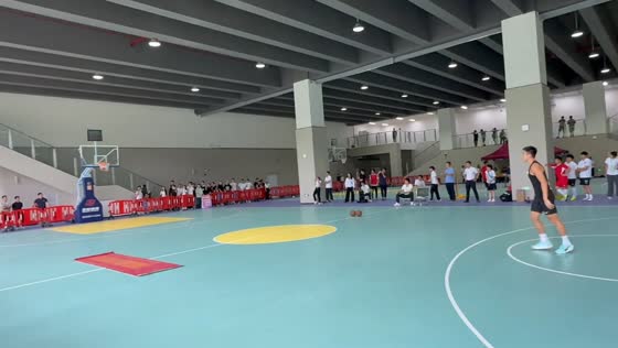 Man makes impressive long-distance basketball shot in Guangdong, China