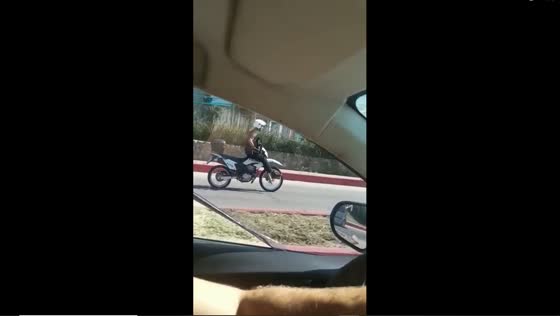 Unusual sight: police officer rides broken motorbike on fuel tank in Córdoba, Argentina