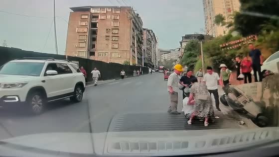 Motorcycle carrying child falls on uphill road in Sichuan, China