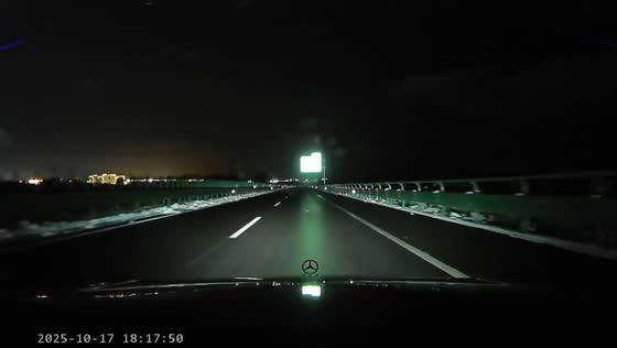 Driver skillfully avoids crash after losing control on icy bridge in Heilongjiang, China