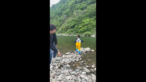 Stone accidentally hits child during skipping in Liaoning, China