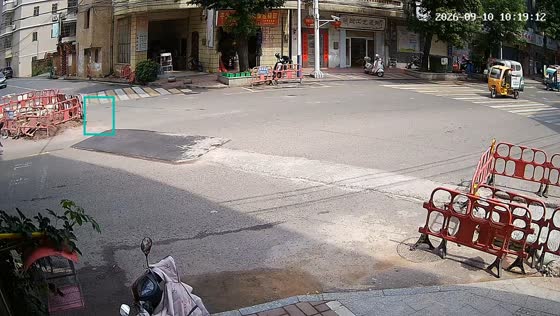 Car crashes into motorcycle while crossing intersection in Guangdong, China