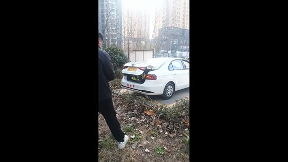 Driving instructor gets trapped in trunk during lesson in Henan, China