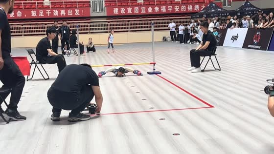 Skater impresses crowd with limbo performance at the competition in Liaoning, China