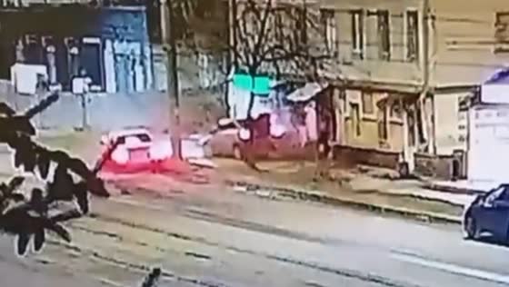 Pedestrian narrowly escapes flying car crash in Nizhny Novgorod, Russia