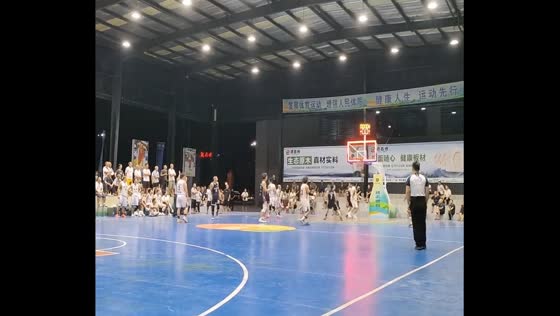 Unbelievable basketball bounce shot in Sichuan, China