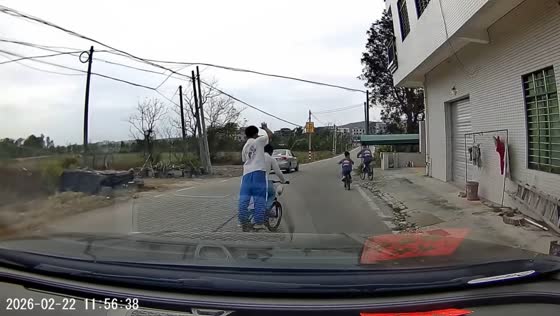 Bicycle swerves in front of car in brief close call in Maoming, China